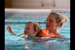 Europees- en wereldkampioene Kira Toussaint leert kinderen (2+) zelfredzaam te worden in zwembad De Meerkamp