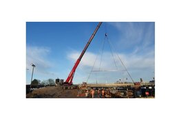 Eerste brugdelen van het wegdek zuidelijke Brug Ouderkerk geplaatst