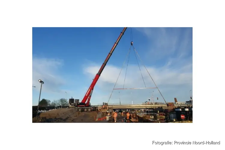Eerste brugdelen van het wegdek zuidelijke Brug Ouderkerk geplaatst