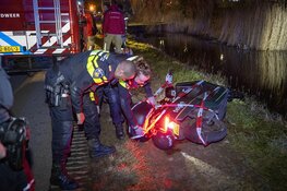 Hulpdiensten groots uitgerukt voor gedumpte deelscooter in Ouderkerk aan de Amstel