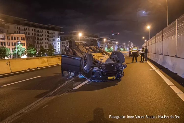 Auto op de kop bij ongeval op A9 bij Amstelveen