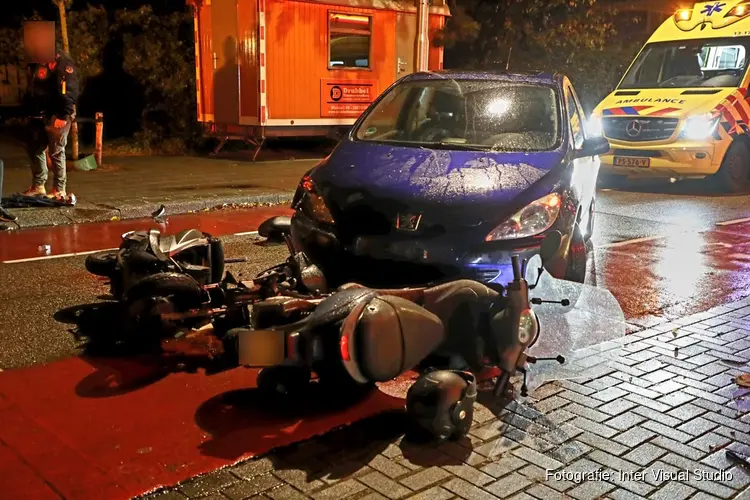 Auto rijdt twee scooters aan in Amstelveen