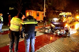 Auto rijdt twee scooters aan in Amstelveen