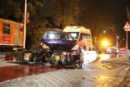 Auto rijdt twee scooters aan in Amstelveen