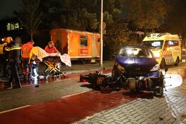 Auto rijdt twee scooters aan in Amstelveen