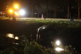 Auto te water gereden bij Ouderkerk aan de Amstel