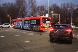Automobilist en lijnbus botsen in Amstelveen