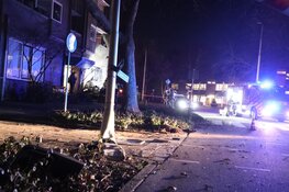Auto rijdt tegen appartementencomplex in Amstelveen