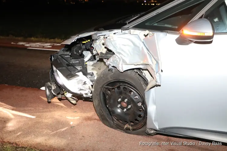 Auto tegen boom gereden in Amstelveen