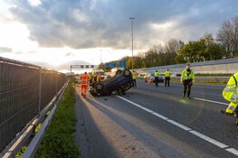 Auto over de kop op A9
