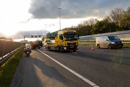 Auto over de kop op A9