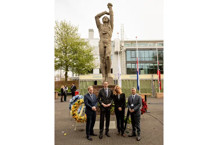Amstelveense delegatie aanwezig bij Nationale Sportherdenking Olympisch Satdion