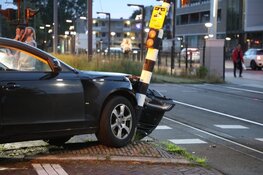 Auto tegen verkeerslicht gereden in Amstelveen