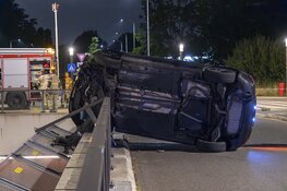 Auto schiet bijna viaduct af op Sportlaan in Amstelveen