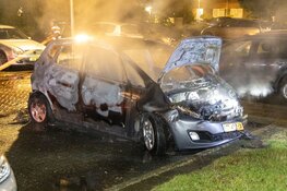 Auto gaat volledig op in vlammen in Amstelveen