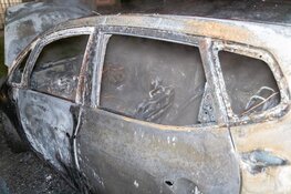 Auto gaat volledig op in vlammen in Amstelveen