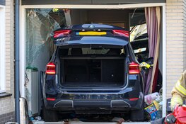 Auto rijdt woning binnen in Amstelveen