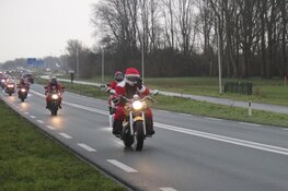 Honderd kerstmannen- en vrouwen op de motor voor Santa Máxima