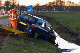 Auto te water gereden in Ouderkerk aan de Amstel