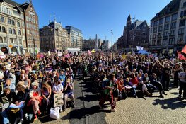 Veel drukte bij Feminist March op de Dam