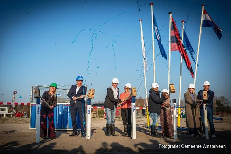 Scheg Oost: eerste paal de grond in