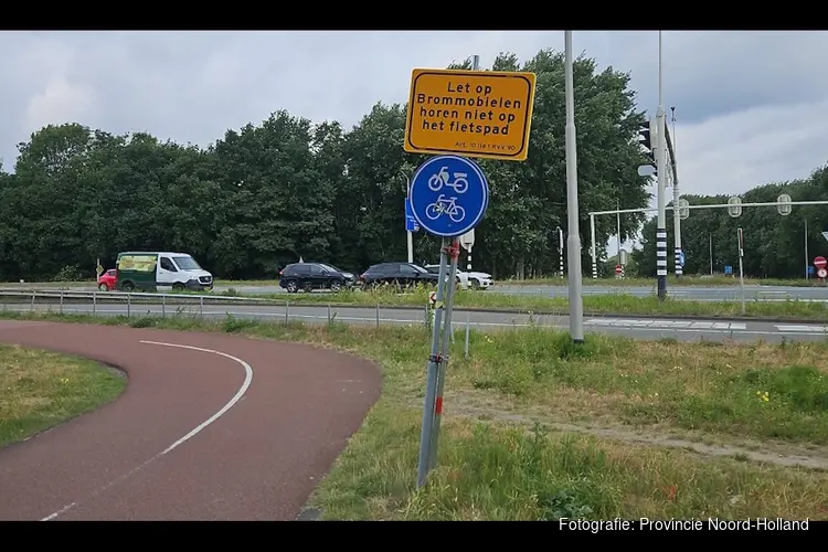 Tijdelijke borden op fietspad N522: 'brommobielen horen niet op fietspad'