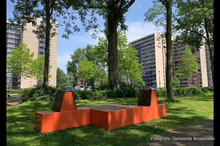 Kleurrijke banken geplaatst in Kronenburg