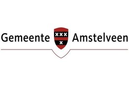 Wethouder Floor Gordon ontvangt speciale uitgave over Amstelveense schooltuinen