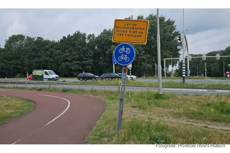 Tijdelijke borden ‘Brommobielen horen niet op fietspad’ blijven langer staan