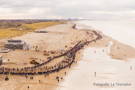 Strand, wind en topsport: 21.500 deelnemers openen sportjaar in Egmond aan Zee