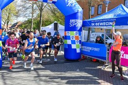 Wethouder Floor Gordon rent haar eigen startschot achterna tijdens 10 km van de MeentRun
