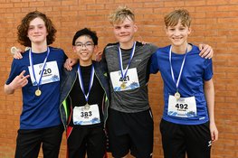 Wethouder Floor Gordon rent haar eigen startschot achterna tijdens 10 km van de MeentRun