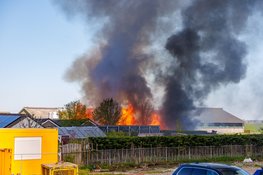 Grote brand in schuren Ouderkerk aan de Amstel