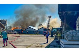 Grote brand in schuren Ouderkerk aan de Amstel