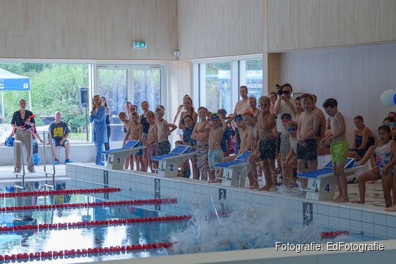 Wethouder Sport Floor Gordon opent Zwem4daagse en reikt Nationale Sportweek Prijzen uit