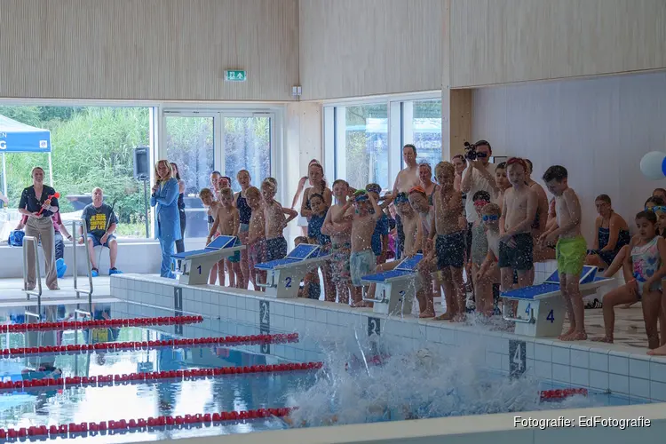 Wethouder Sport Floor Gordon opent Zwem4daagse en reikt Nationale Sportweek Prijzen uit
