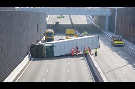 A9 nog gehele dag afgesloten na ongeval met vrachtwagen en auto in tunnelbak