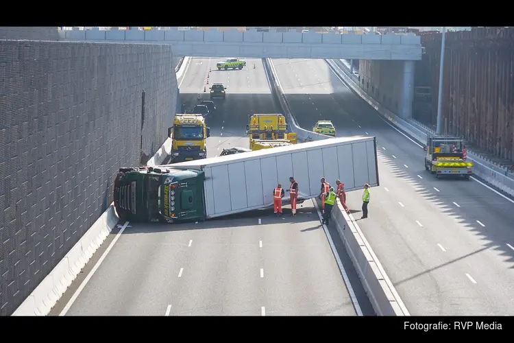 A9 nog gehele dag afgesloten na ongeval met vrachtwagen en auto in tunnelbak