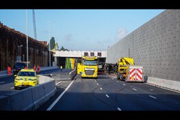 A9 nog gehele dag afgesloten na ongeval met vrachtwagen en auto in tunnelbak